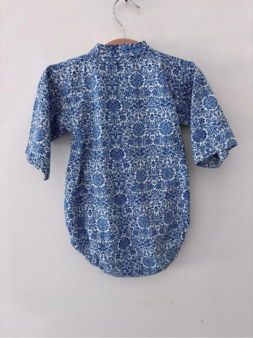 Lucky Wang NYC like new kimono onesie infant baby 6M blue white print floral